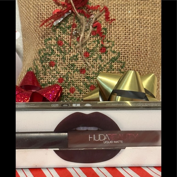 Limited Edition Huda Beauty Lip Gloss in Vixen - Picture 1 of 2